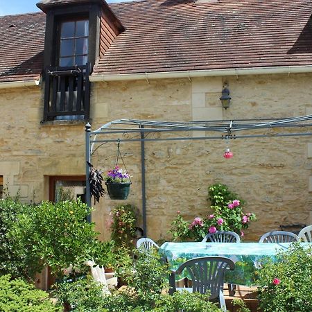 Halte Aux Places Marcillac-Saint-Quentin Exterior foto