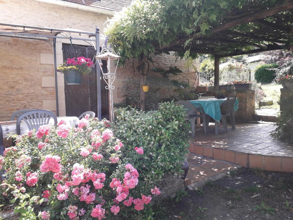 Halte Aux Places Marcillac-Saint-Quentin Exterior foto