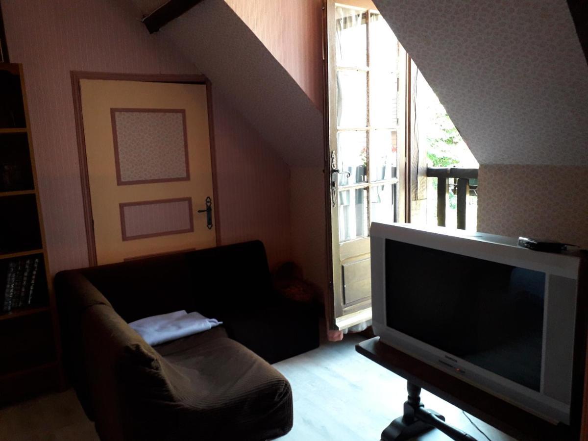Halte Aux Places Marcillac-Saint-Quentin Exterior foto