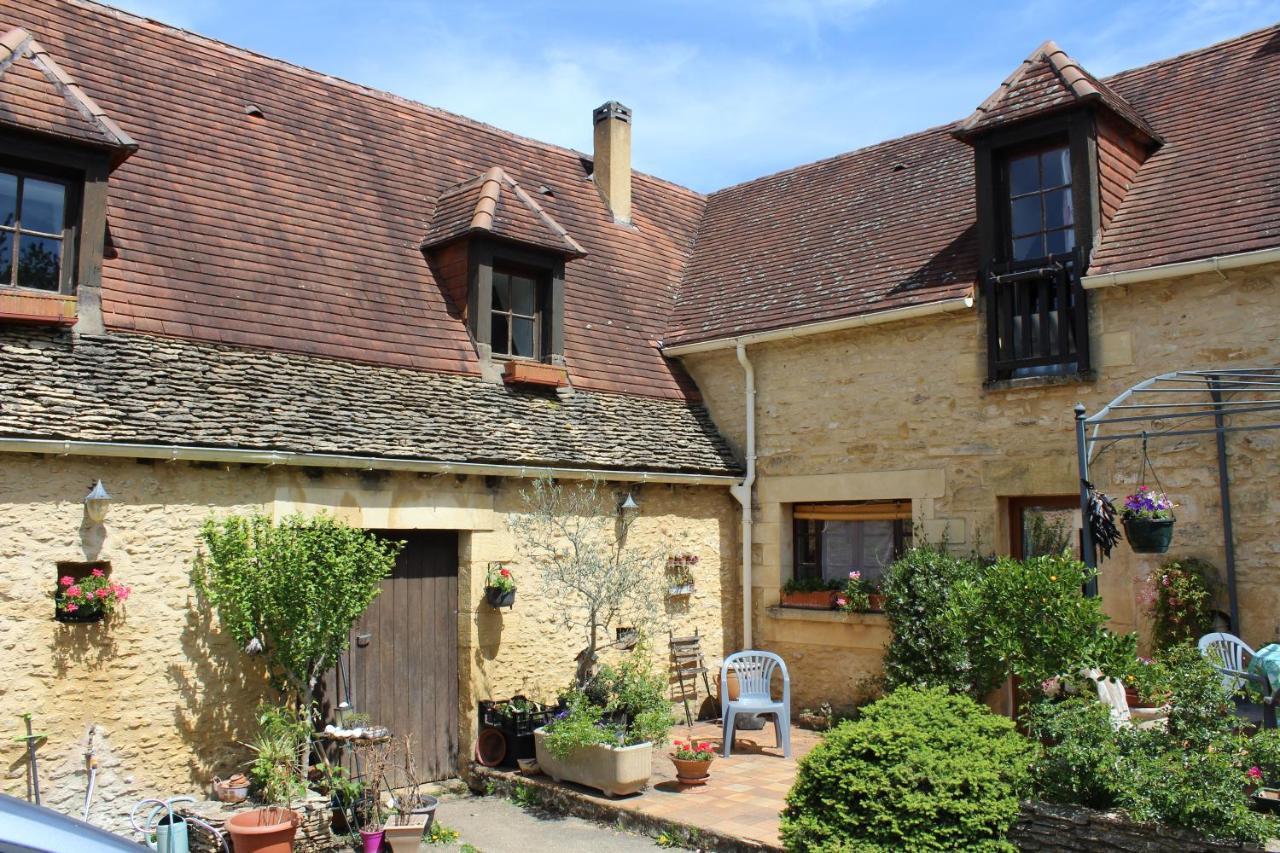 Halte Aux Places Marcillac-Saint-Quentin Exterior foto